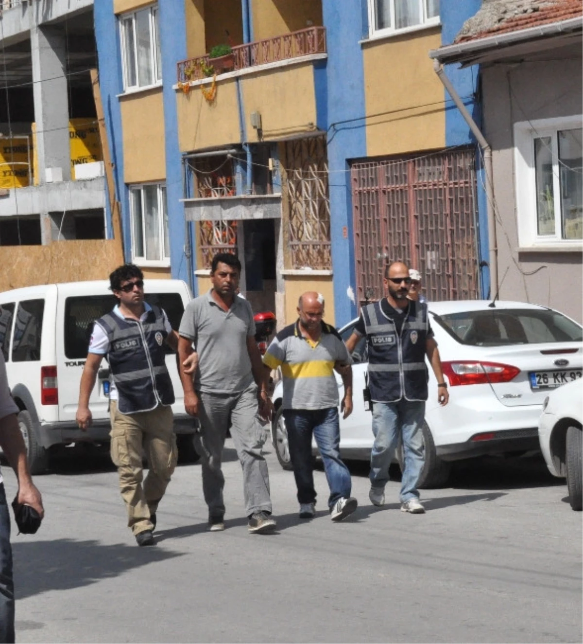 Bursa\'da Yakalanan Cinayet Zanlıları Eskişehir\'de Adliyeye Sevk Edildi