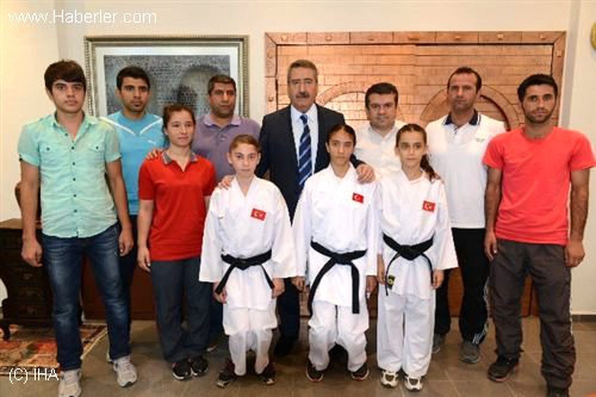 Dereceye Giren Karateciler Vali Kıraç\'ı Ziyaret Etti