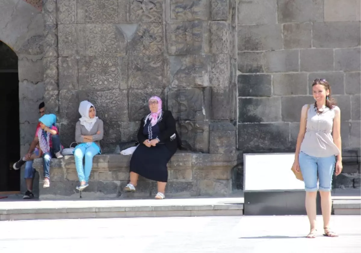 Erzurum\'a Yerli ve Yabancı Turist Akını