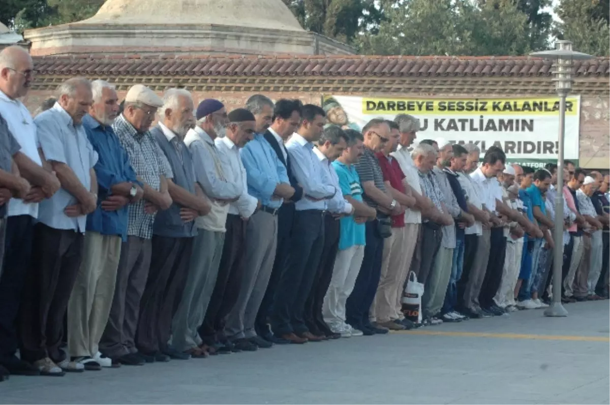 Gebze\'de Mısır\'da Ölenler İçin Gıyabi Cenaze Namazı Kılındı