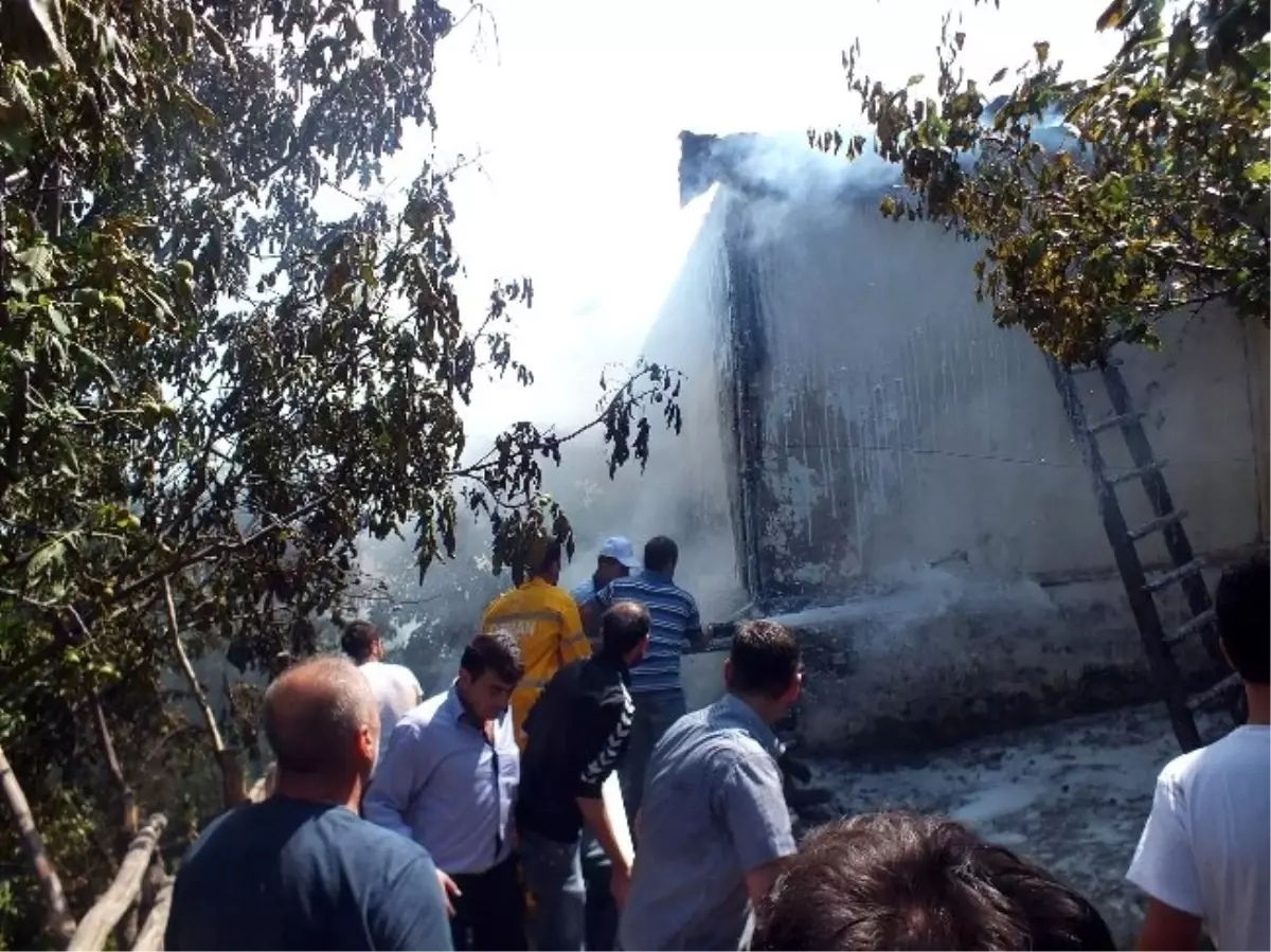 İki Katlı Ahşap Evde Yangın Çıktı