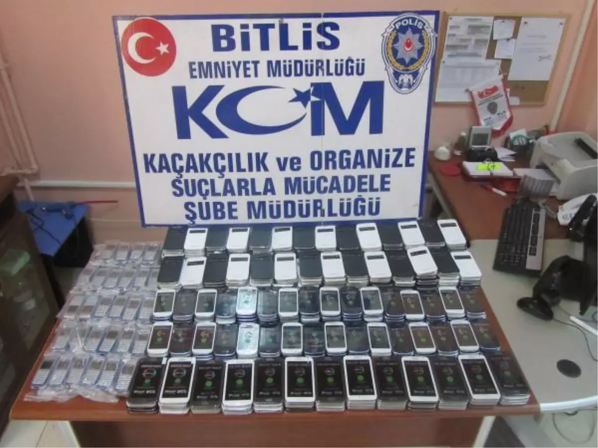 Irak Plakalı Otomobilde 663 Kaçak Cep Telefonu Ele Geçirildi