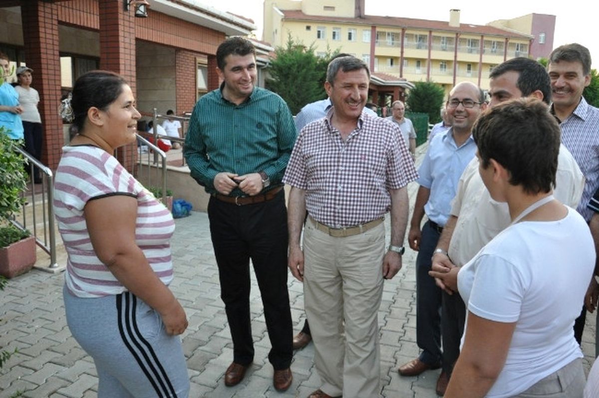 Kütahya Valisi Yılmaz, Memleketi Manisa\'da Rehabilitasyon Merkezi\'ni Ziyaret Etti