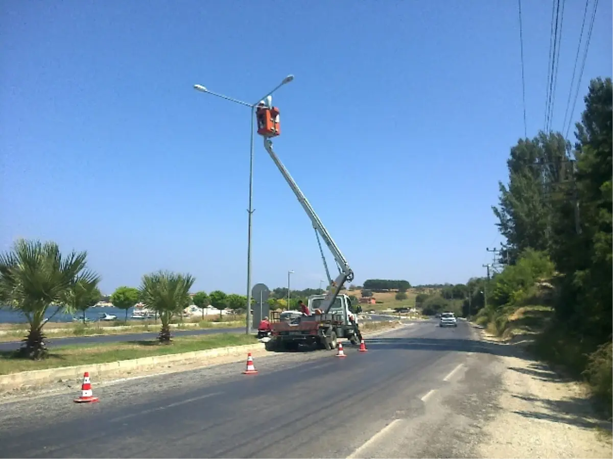 Lapseki\'de Kara Yolunda Aydınlatma Lambaları Onarılıyor