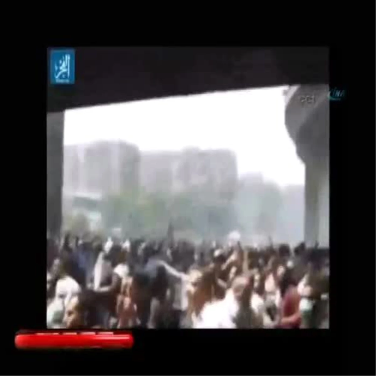 Mısır\'da Göstericiler Polis Aracını Köprüden Attı