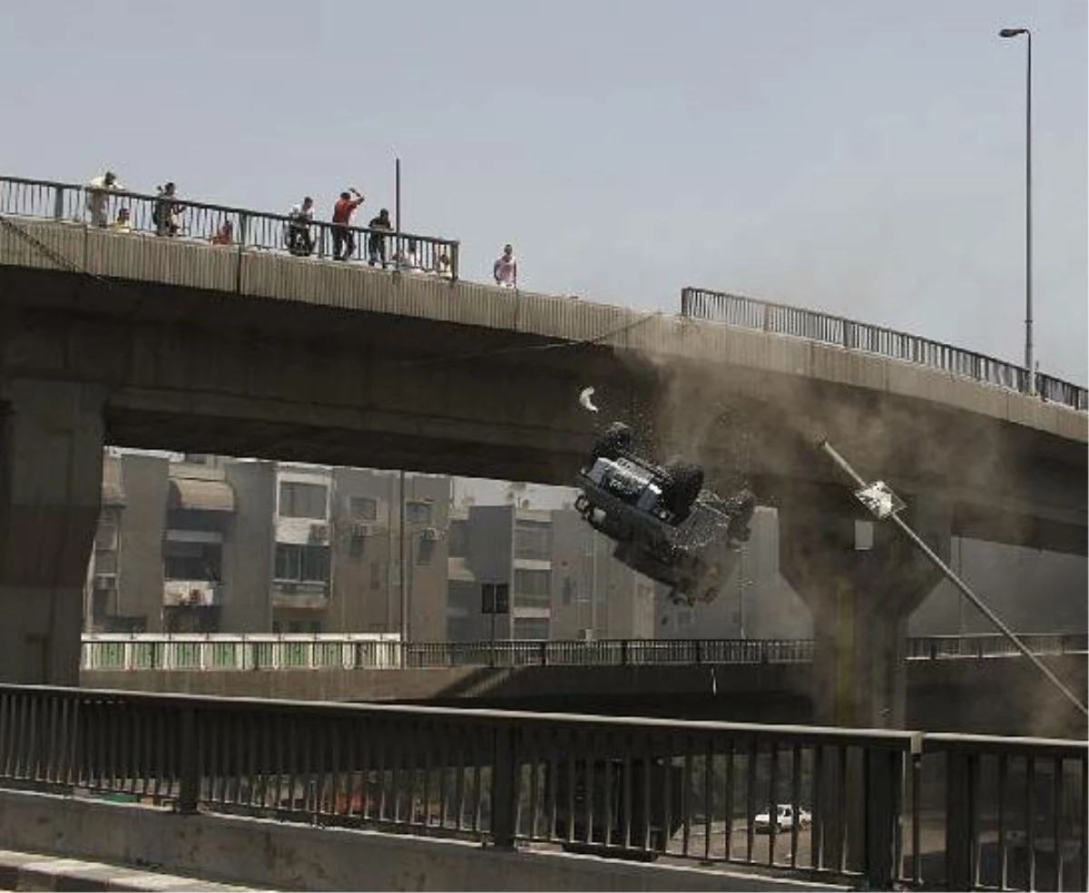 Mısır\'da Göstericiler Polis Aracını Köprüden Attı