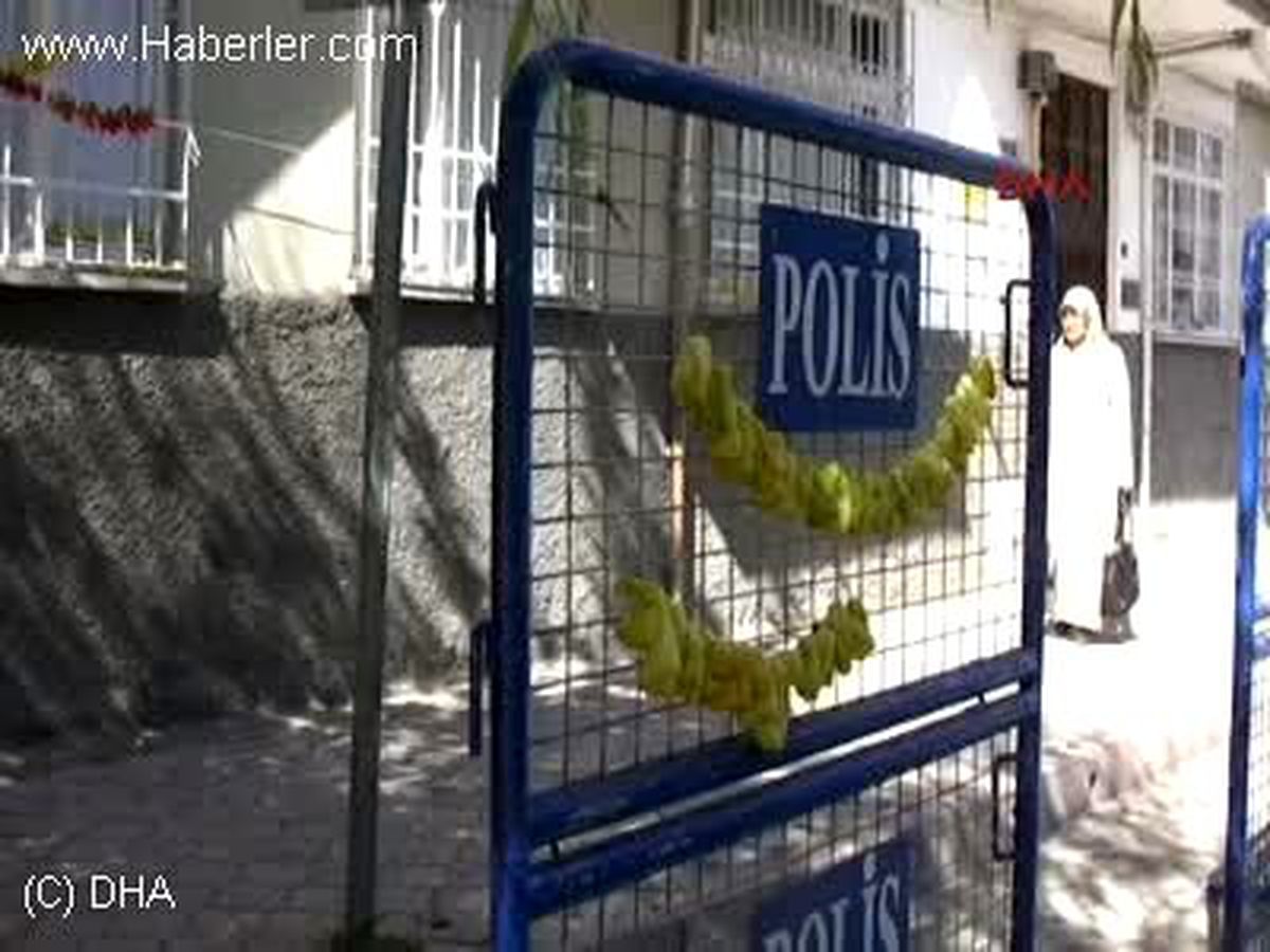 Polis Barikatında Kurutmalık Dolmalık Biber