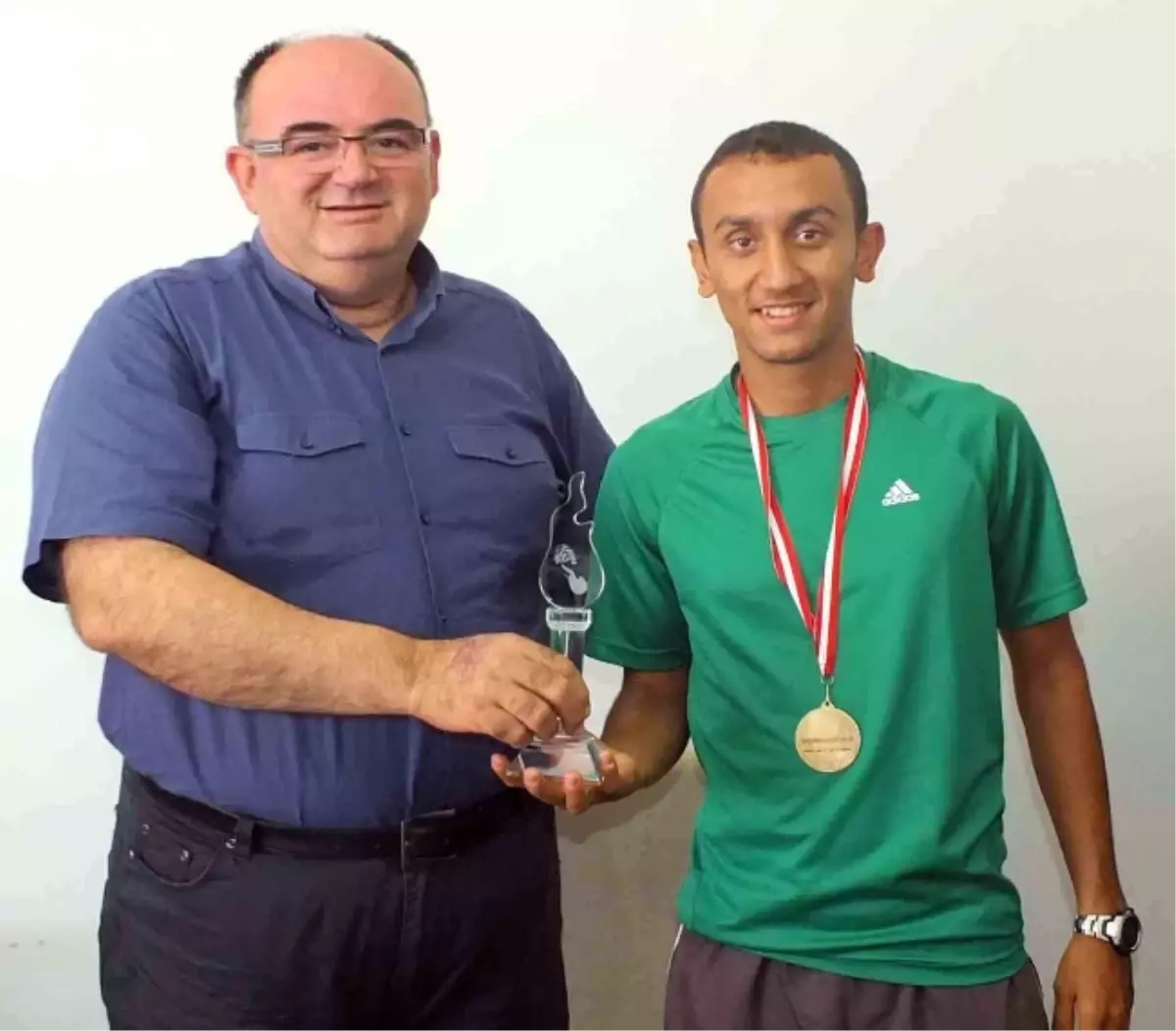 Şampiyon Atlet Şeker, Evrenseki Belediye Başkanı Recep Barut\'u Ziyaret Etti