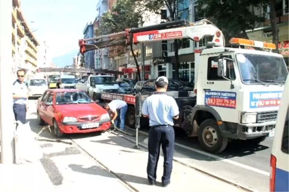 Tramvay Hattına Park Edilen Araçlar Çekildi