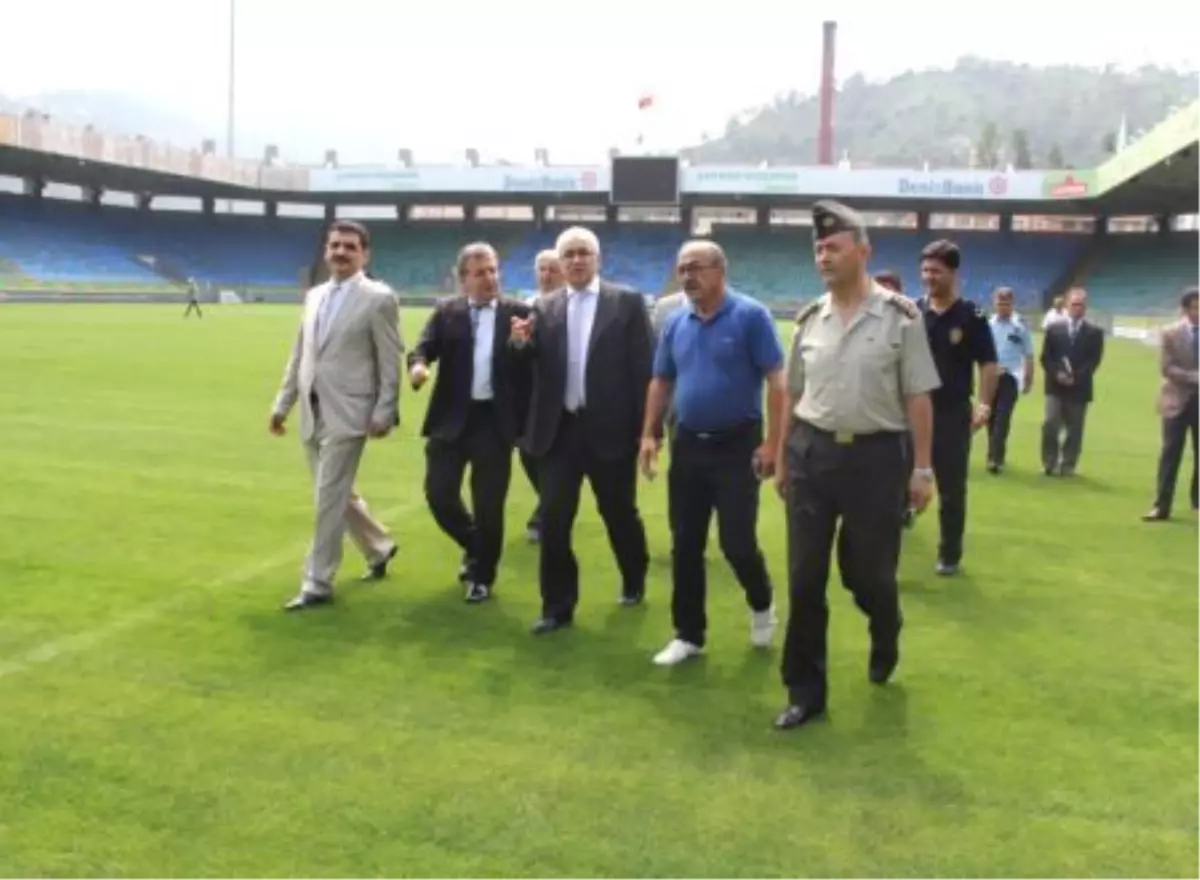 Vali Çakır, Rize Yeni Şehir Stadı\'nda İncelemelerde Bulundu