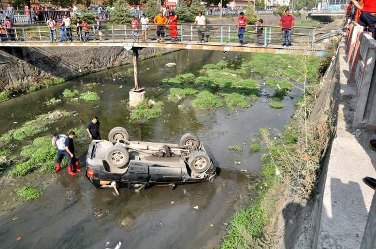 Zonguldak\'ta Otomobil Dereye Düştü: 1 Yaralı