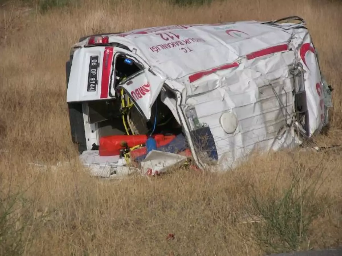 Ambulans Takla Attı: 3 Yaralı