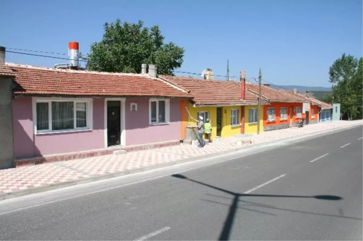 Atatürk Caddesi\'nde Evler Rengarenk Boyandı