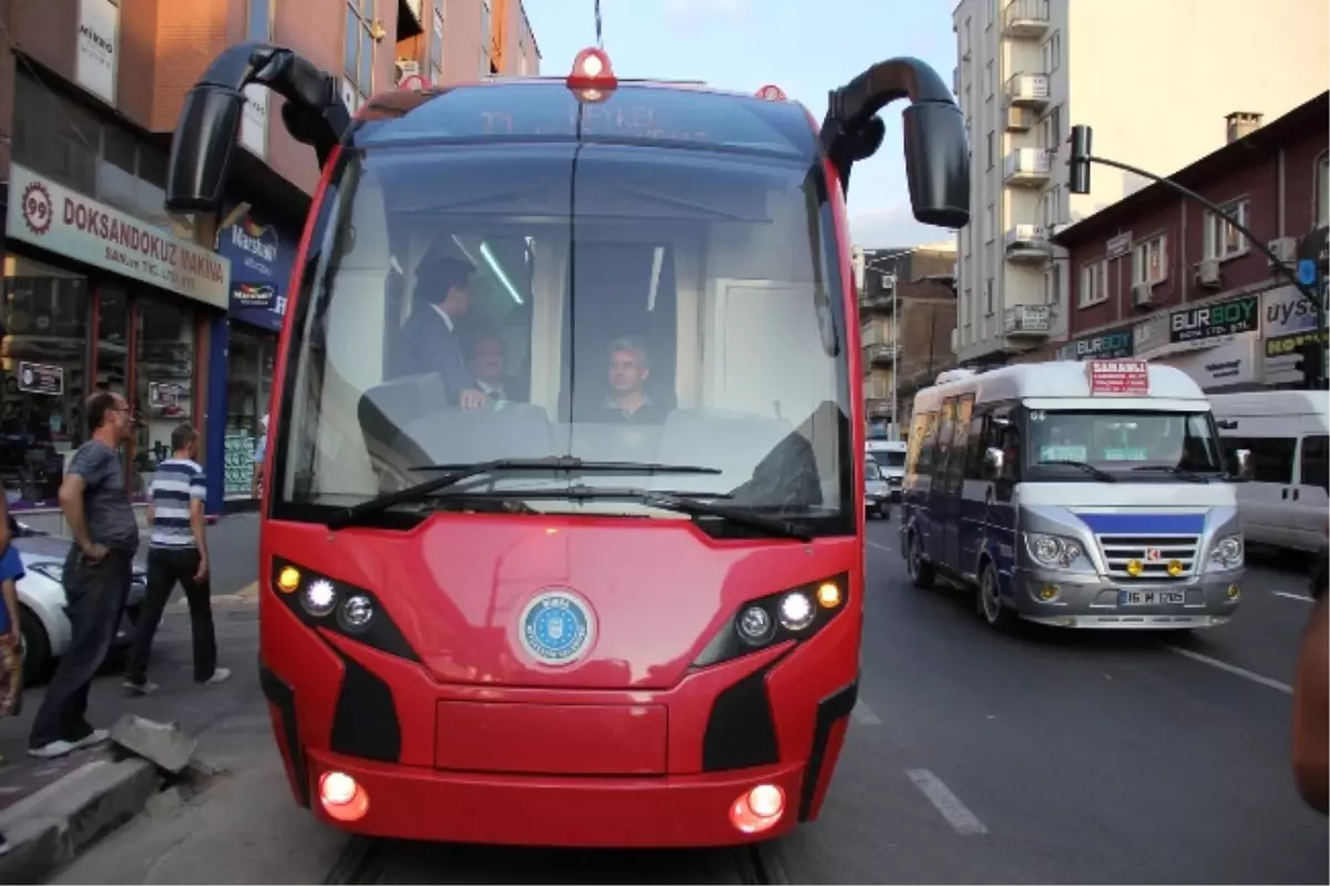 Bakan Faruk Çelik\'ten Yerli Tramvay İpekböceğine Tam Not