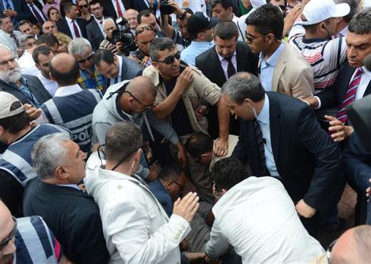 Bekir Bozdağ\'a Yumruklu Saldırı Girişimi