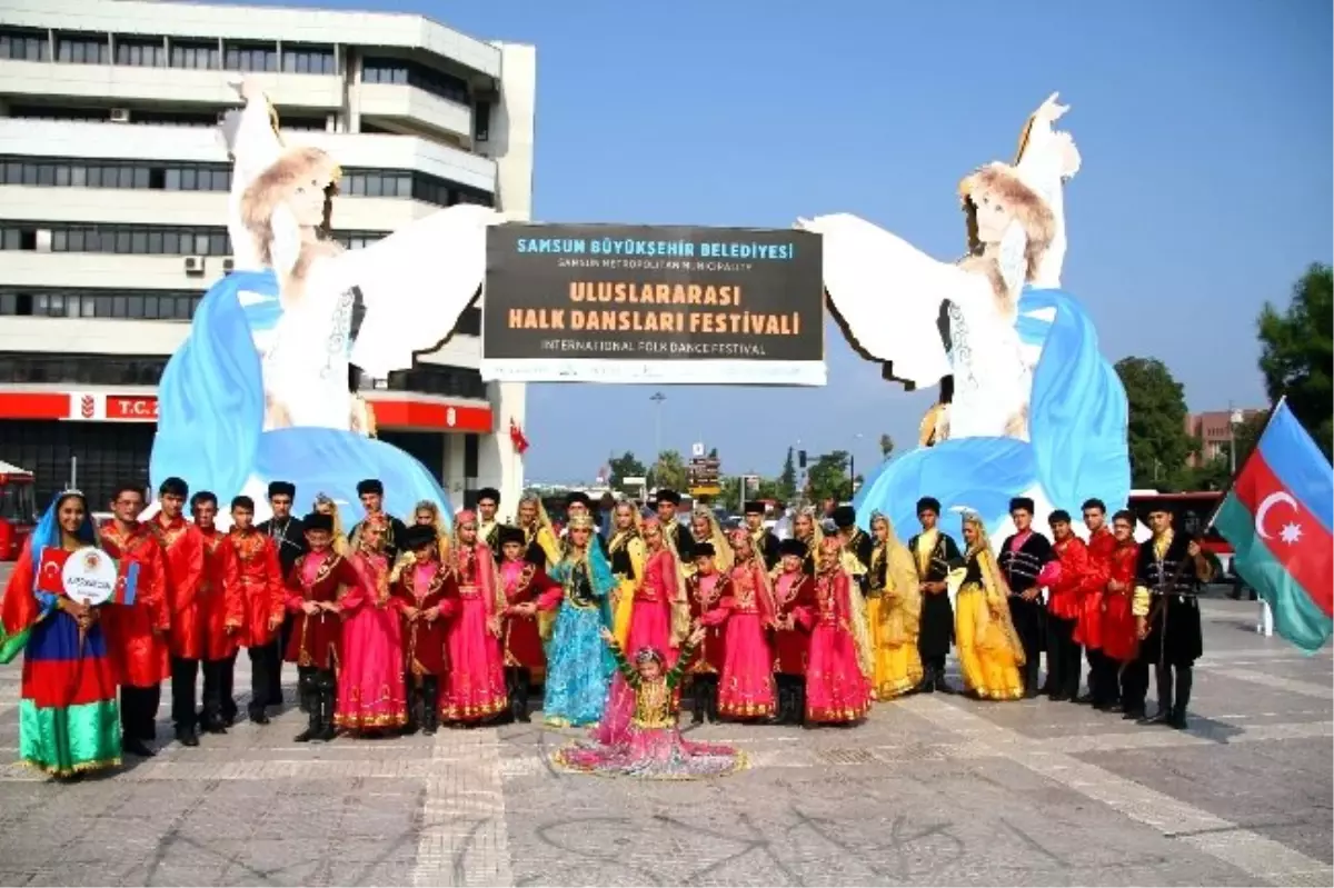 Dansçılar Hatıra Fotoğrafı Çektirdi