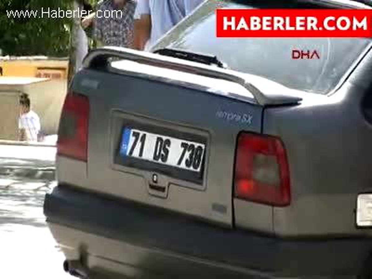 Elazığ Direksiyon Başında Sara Nöbeti Geçiren Sürücü Süs Havuzuna Çarptı