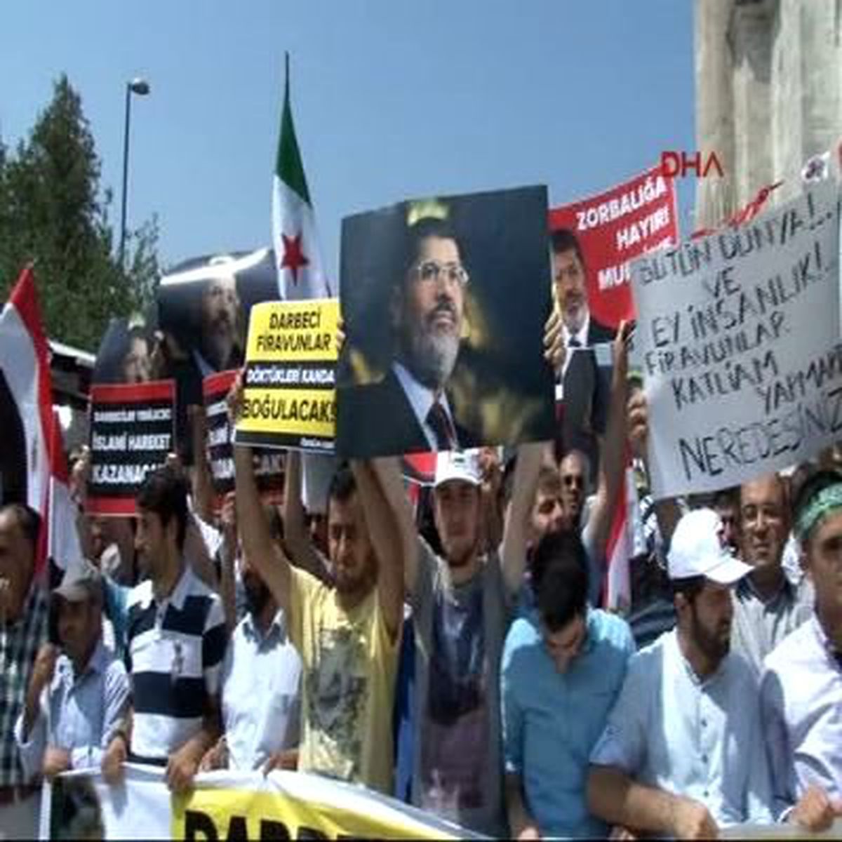 İstanbul Fatih Camii\'nde Mısır Protestosu
