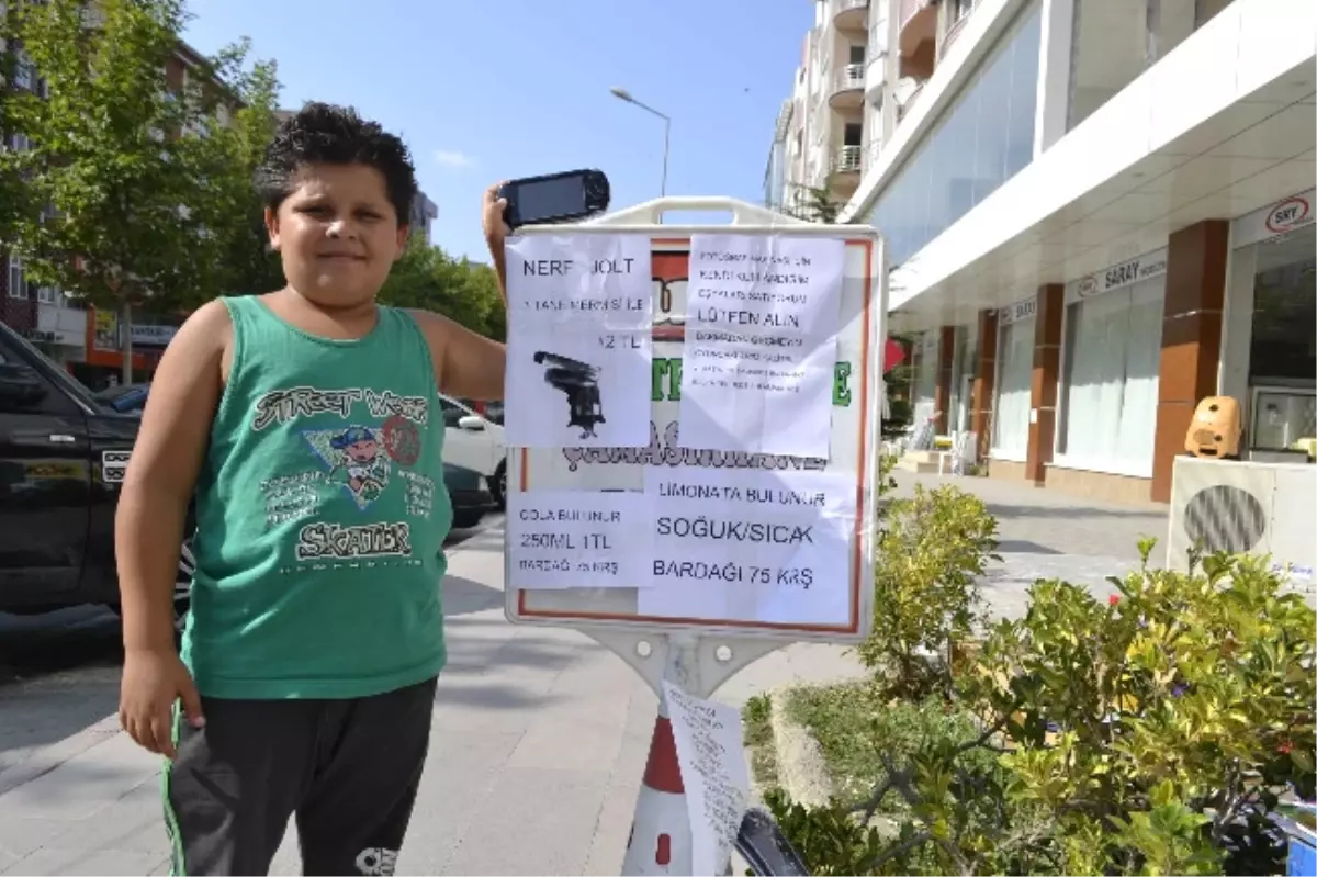 Fotoğraf Makinesi Almak İçin Oyuncaklarını Satıyor