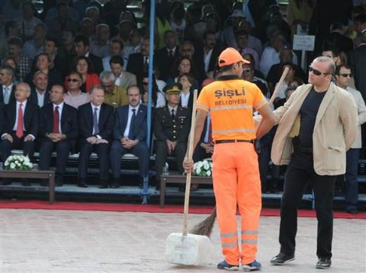 Hacıbektaş'ta Protokol Önünde Temizlikçi Krizi