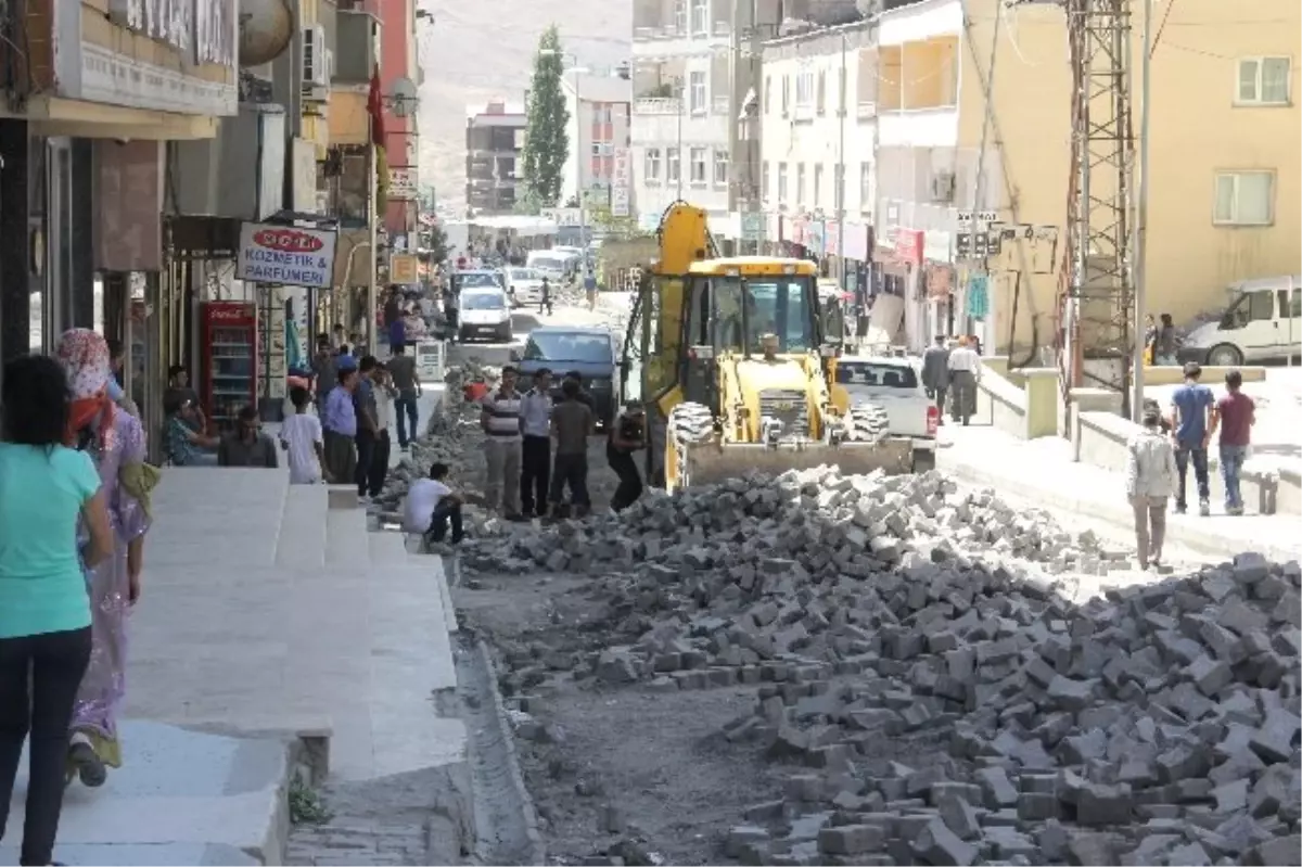 Hakkari\'deki Caddeler Onarılıyor