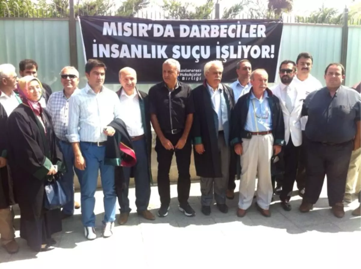 Hukukçulardan Mısır Konsolosluğu Önünde \'Cübbeli\' Eylem