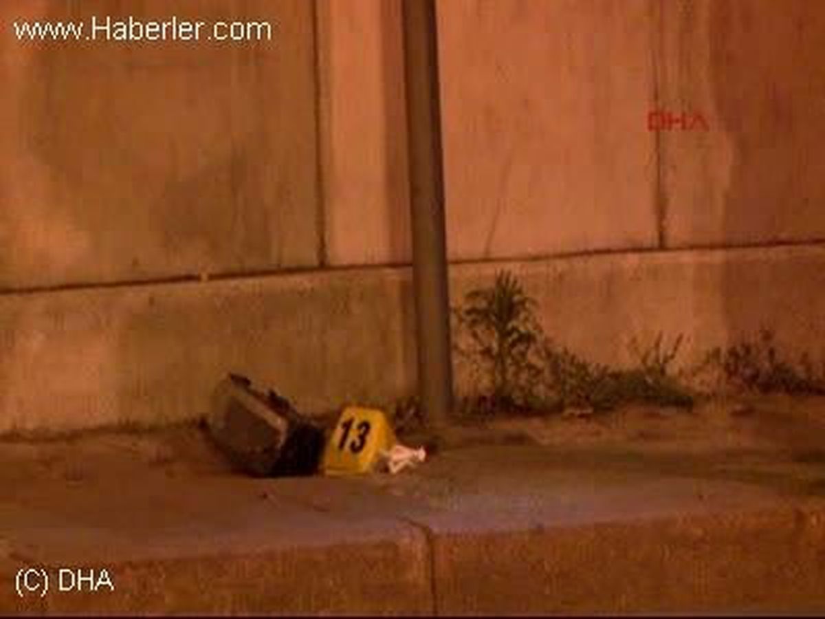 * İstanbul Emniyet Müdürlüğü Önünde Bulunan Barikatları Kullandığı Araçla Aşan Bir Kişi Nöbetçi...