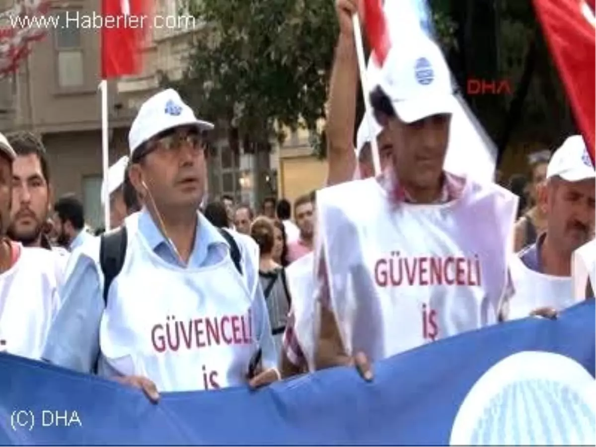 Taksim\'de Polisi Yere Yatarak Protesto Ettiler