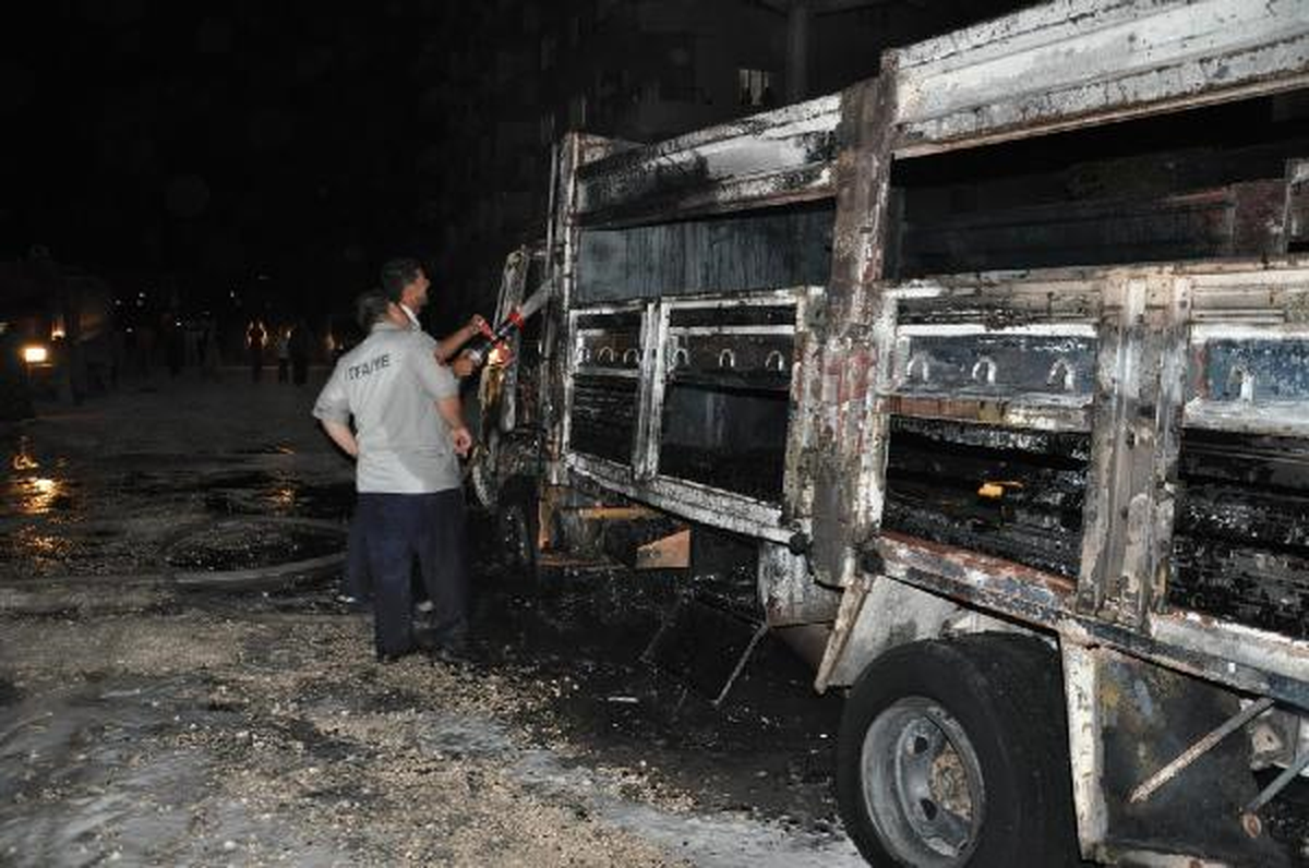 Kamyonet Yanarken Lastikleri Bomba Gibi Patladı