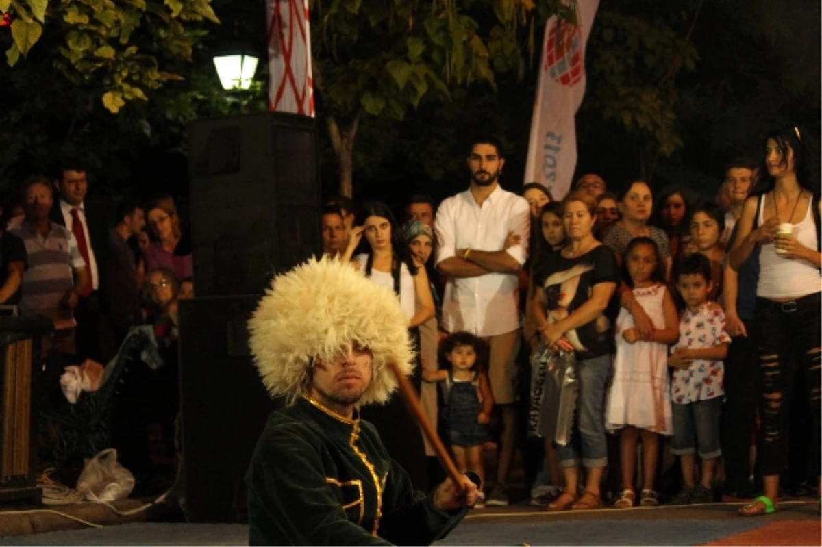 Karaçay-Malkar Halk Dansları Topluluğu\'ndan Mükemmel Gösteri