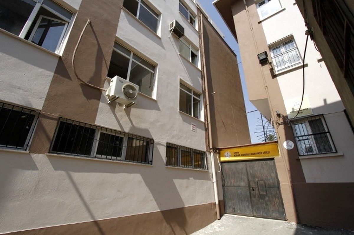 Konak\'ta Öğrenciler Tatilde Okullar Tadilatta