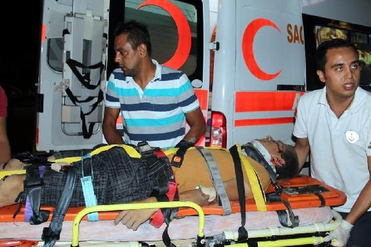 Motosikleti Devirdi, Sürücü ve Arkadaşını Kask Kurtardı
