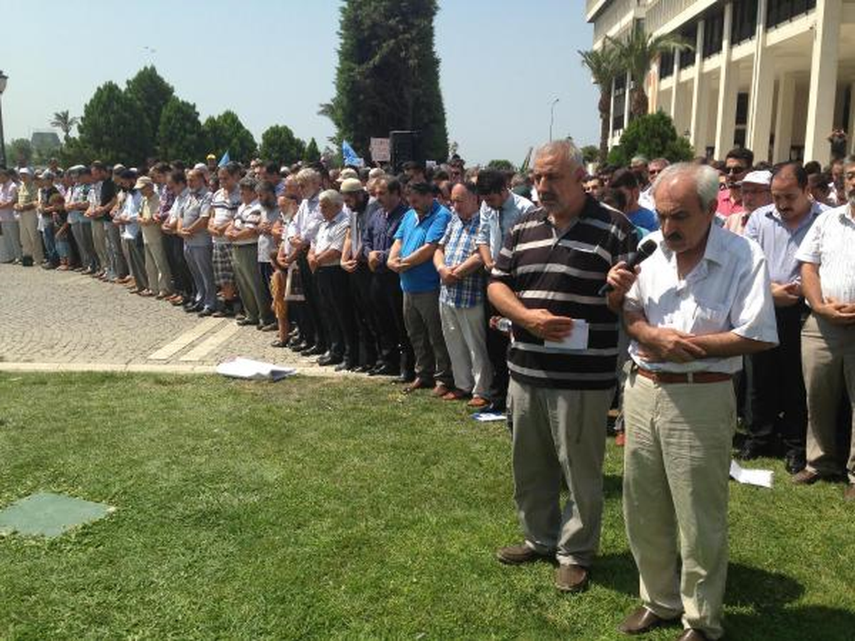 Mursi\'ye Destek, Ölenlere Gıyabi Cenaze Namazı