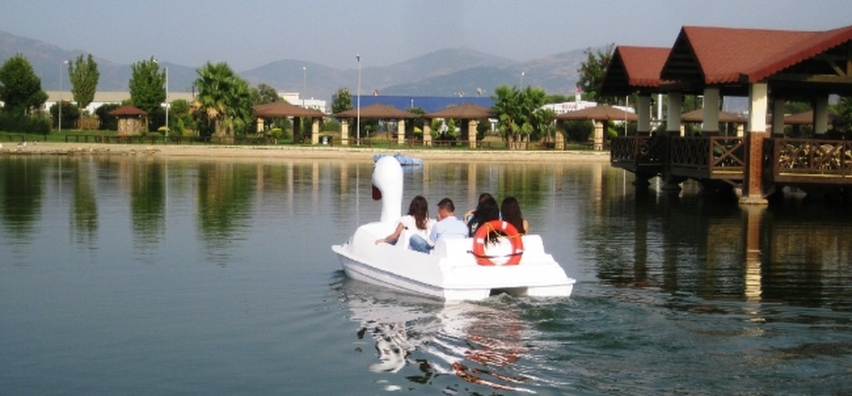 Ödemiş 125. Yıl Kültürpark\'ta Göl Bisikleti Sefası