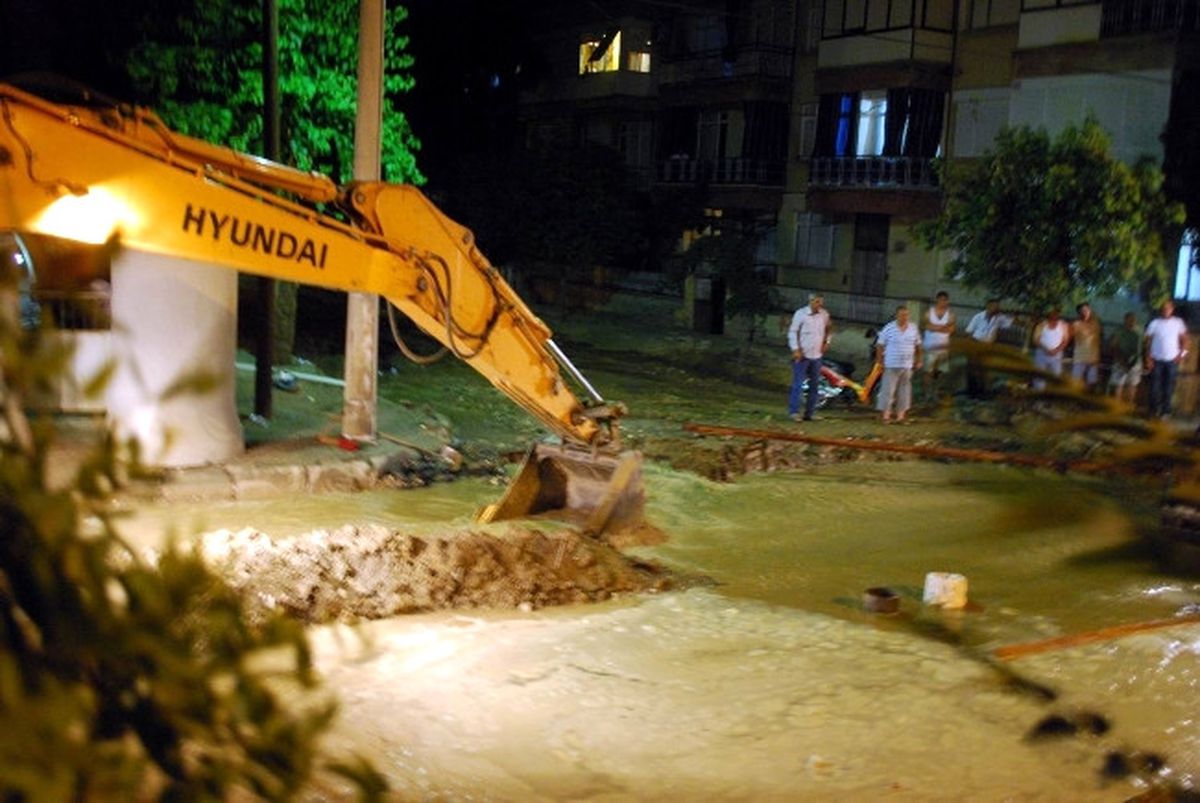 Salihli'de İçme Suyu Ana Borusu Patladı