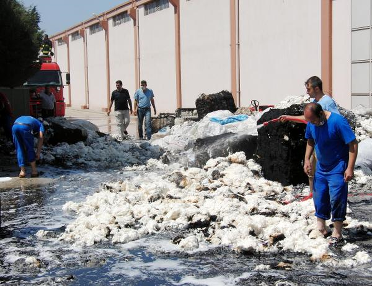 Tekstil Fabrikasındaki Yangında 4 İşçi Dumandan Etkilendi