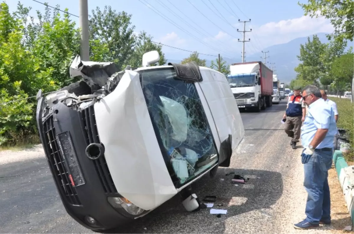 Ticari Araçla Traktör Çarpıştı: 1 Ölü, 1 Yaralı