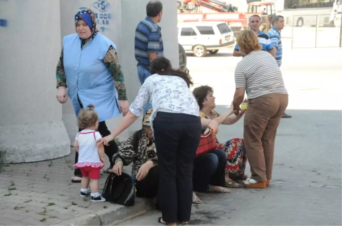 Tır Otomobili Bariyerlere Sıkıştırdı, 6 Kişi Ölümden Döndü