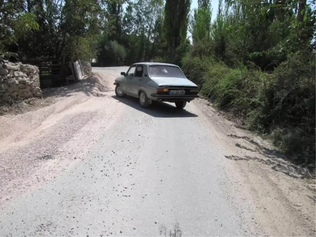 Yola Serilen Asfalt Malzemeleri Kazaya Davetiye Çıkarıyor