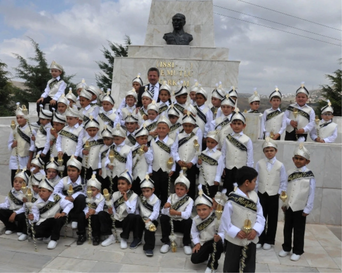 Yozgat Belediyesi\'nden Sünnet Olan 150 Çocuğa Şehir Turu