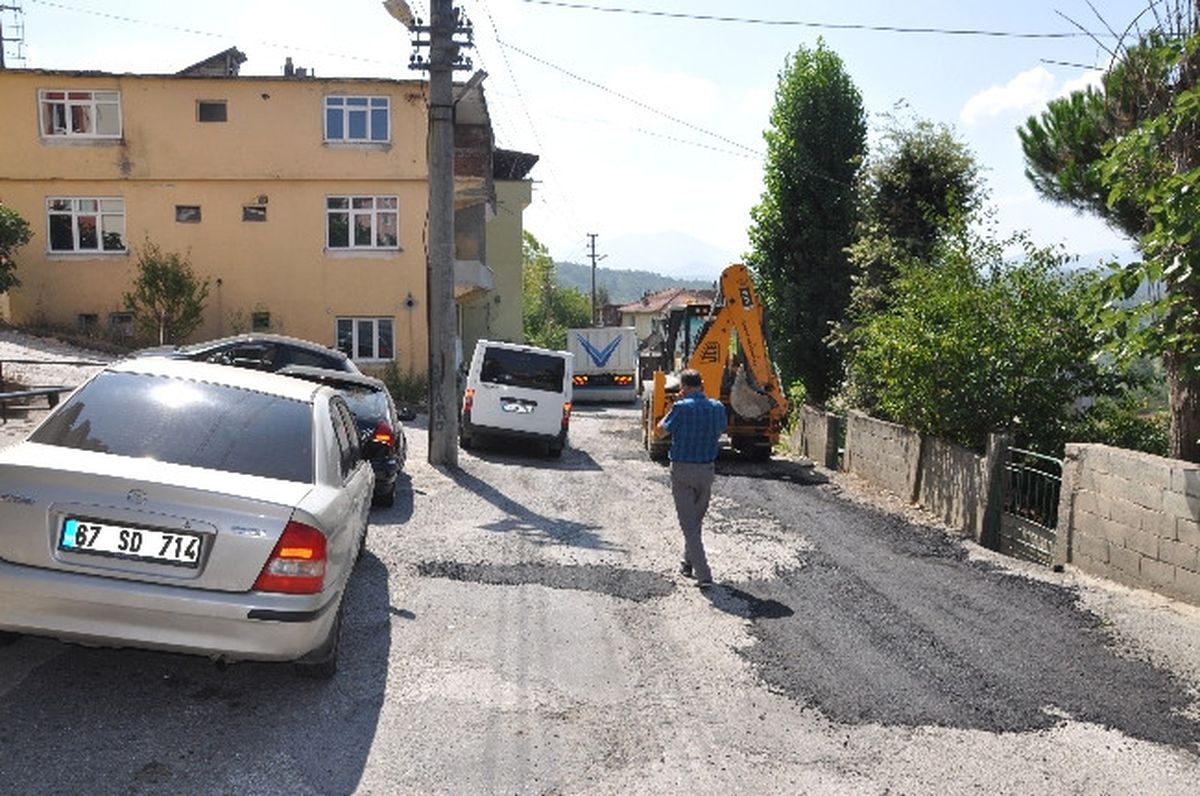 Alaplı\'da Bozuk Yollar Rotmiks ile Kaplanıyor