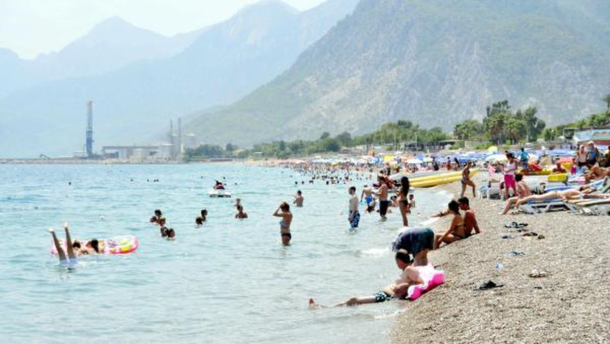 Antalya\'da Bunalan Sahile Koştu