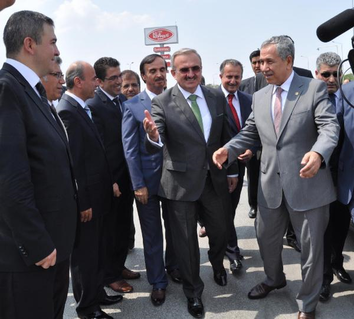 Arınç: Mısır\'daki Gazeteciler İçin Girişimlerimiz Devam Ediyor