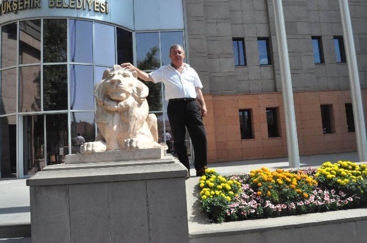 Aslan Heykeli Üzerinde Adaylığını Açıkladı