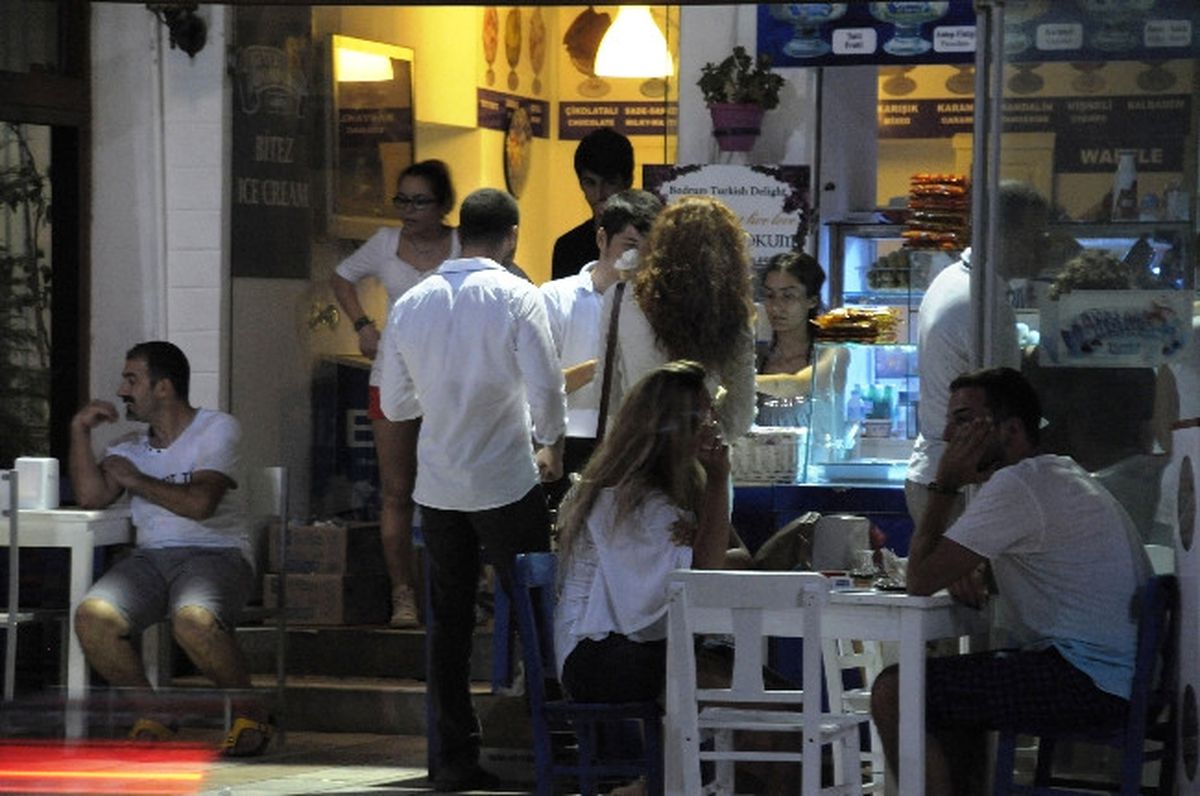 Azra Akın Sevgilisi İle Bodrum\'da Tatil Yapıyor