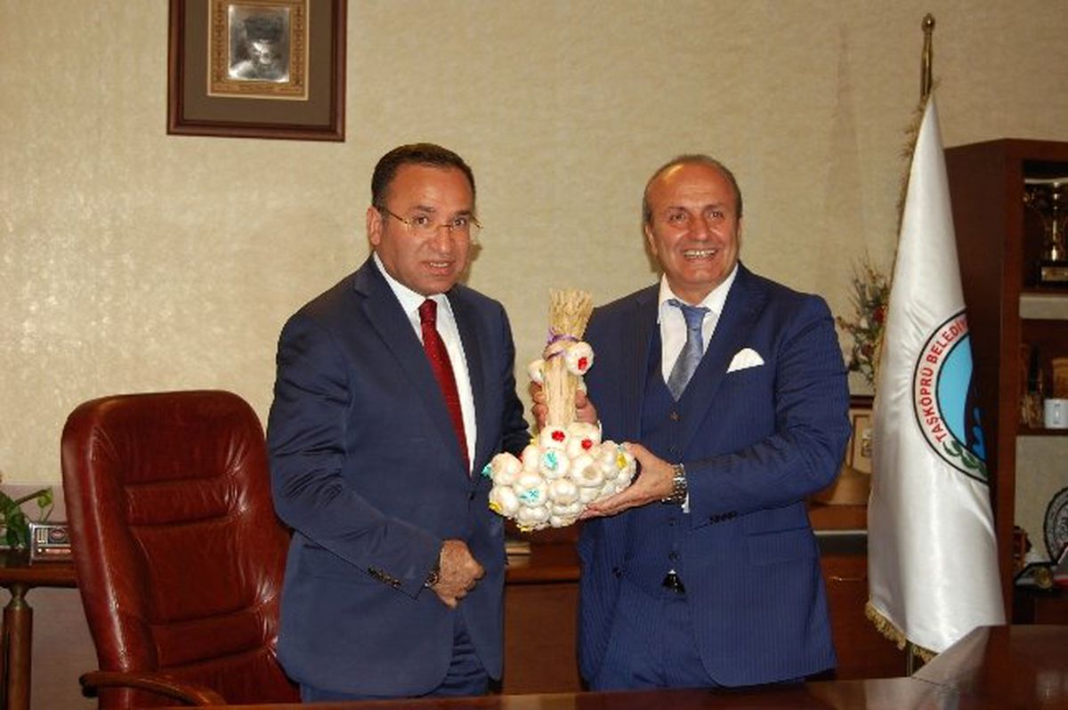 Bakan Bozdağ Festivalde Buzağıyı Biberonla Besledi