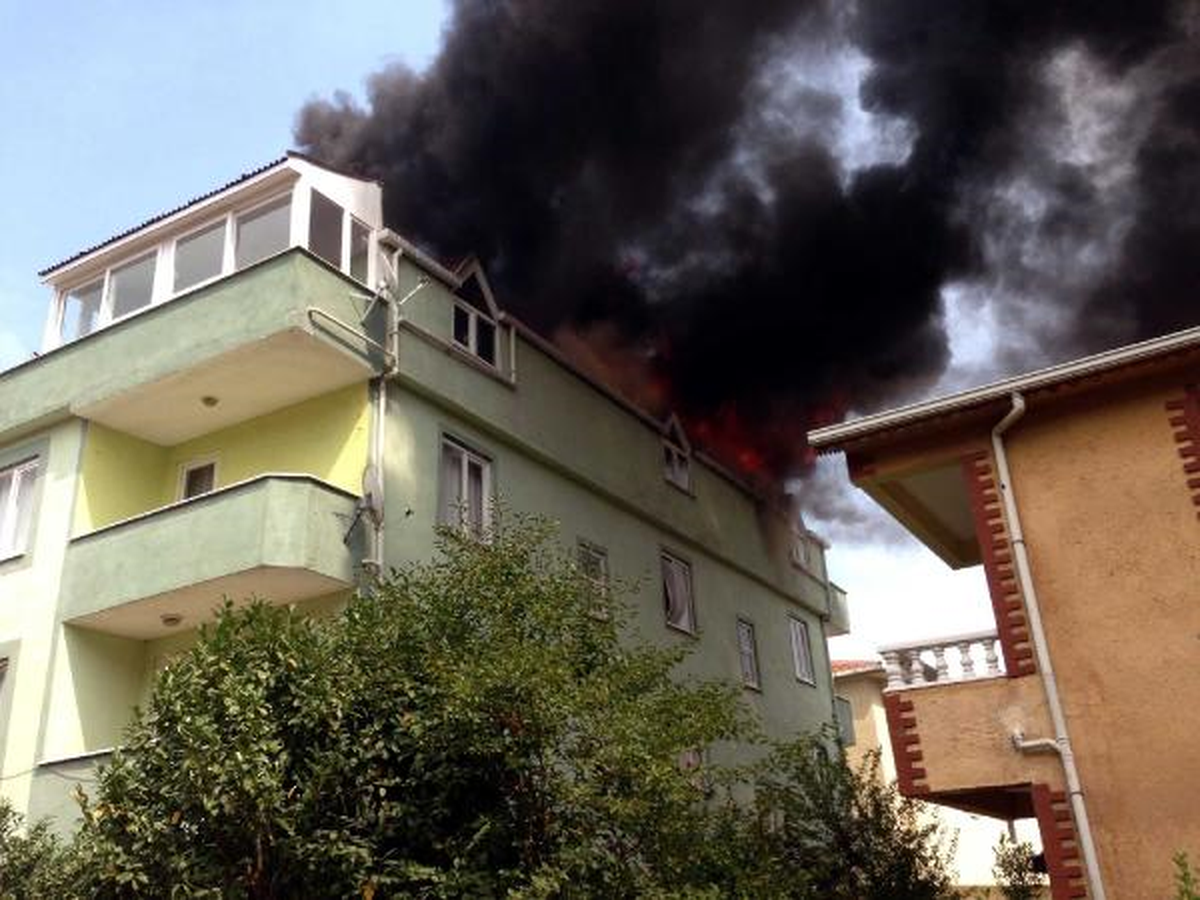 Barbeküden Çıkan Yangında Çatı Katı Kül Oldu