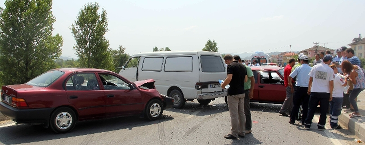 Bartın\'da Üç Araç Birbirine Girdi