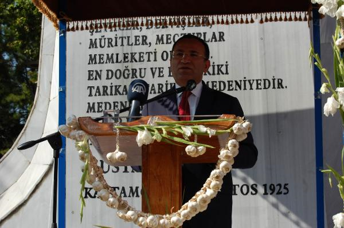 Başbakan Yardımcısı Bozdağ Taşköprü Festivalinde Buzağı Emzirdi (2)