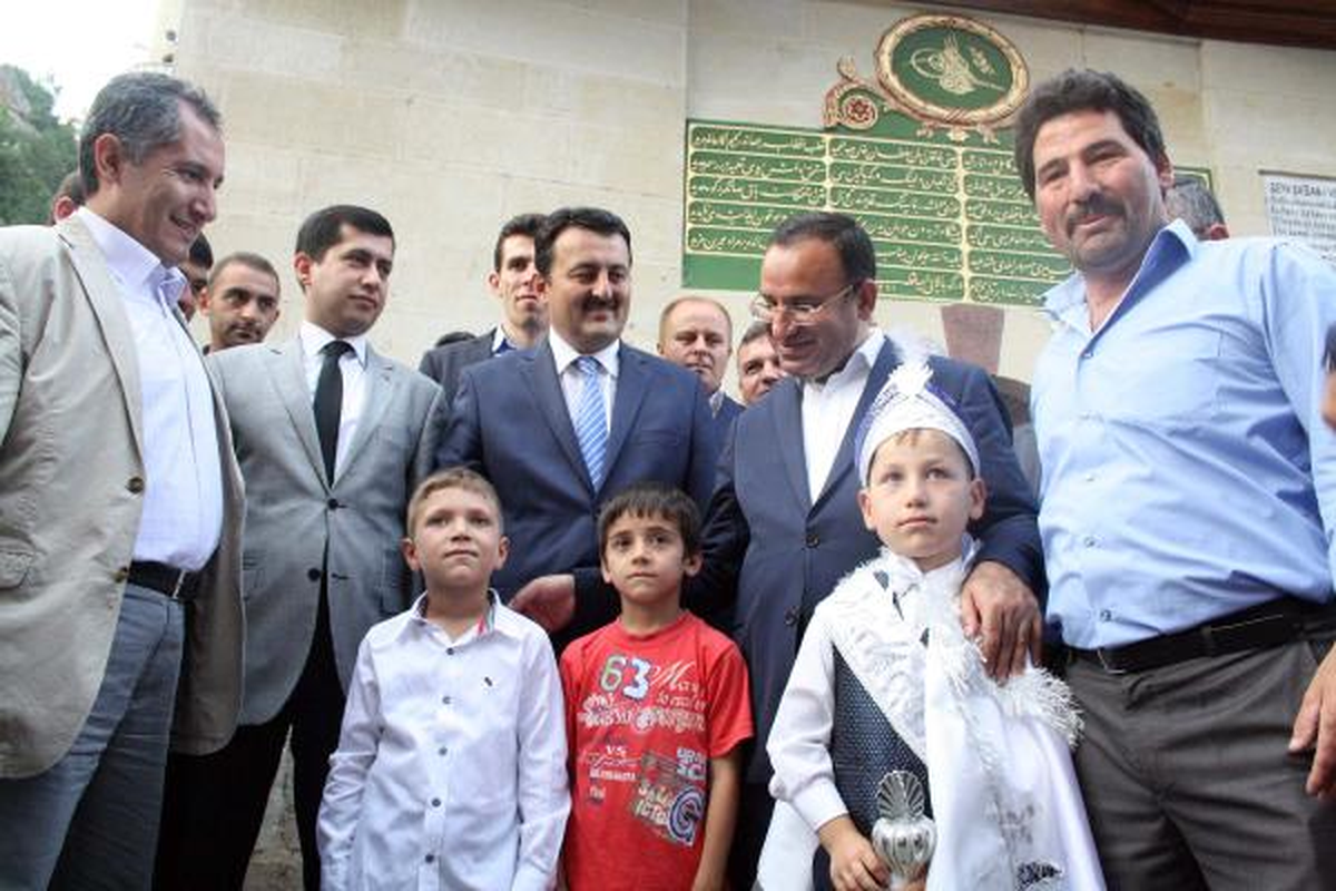 Başbakan Yardımcısı Bozdağ Taşköprü Festivalinde Buzağı Emzirdi (3)